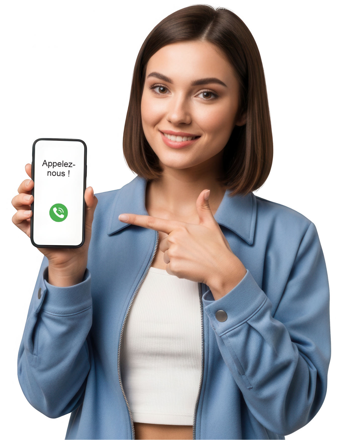 Une personne souriante vêtue d'une veste bleue désigne l'écran d'un smartphone affichant une icône d'appel téléphonique.
