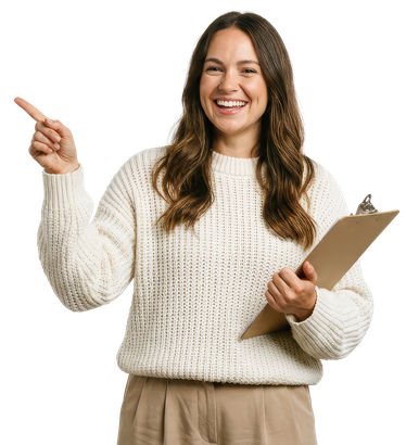 Une personne souriante, vêtue d'un pull crème, tient un bloc-notes et pointe vers la gauche sur un fond blanc uni.