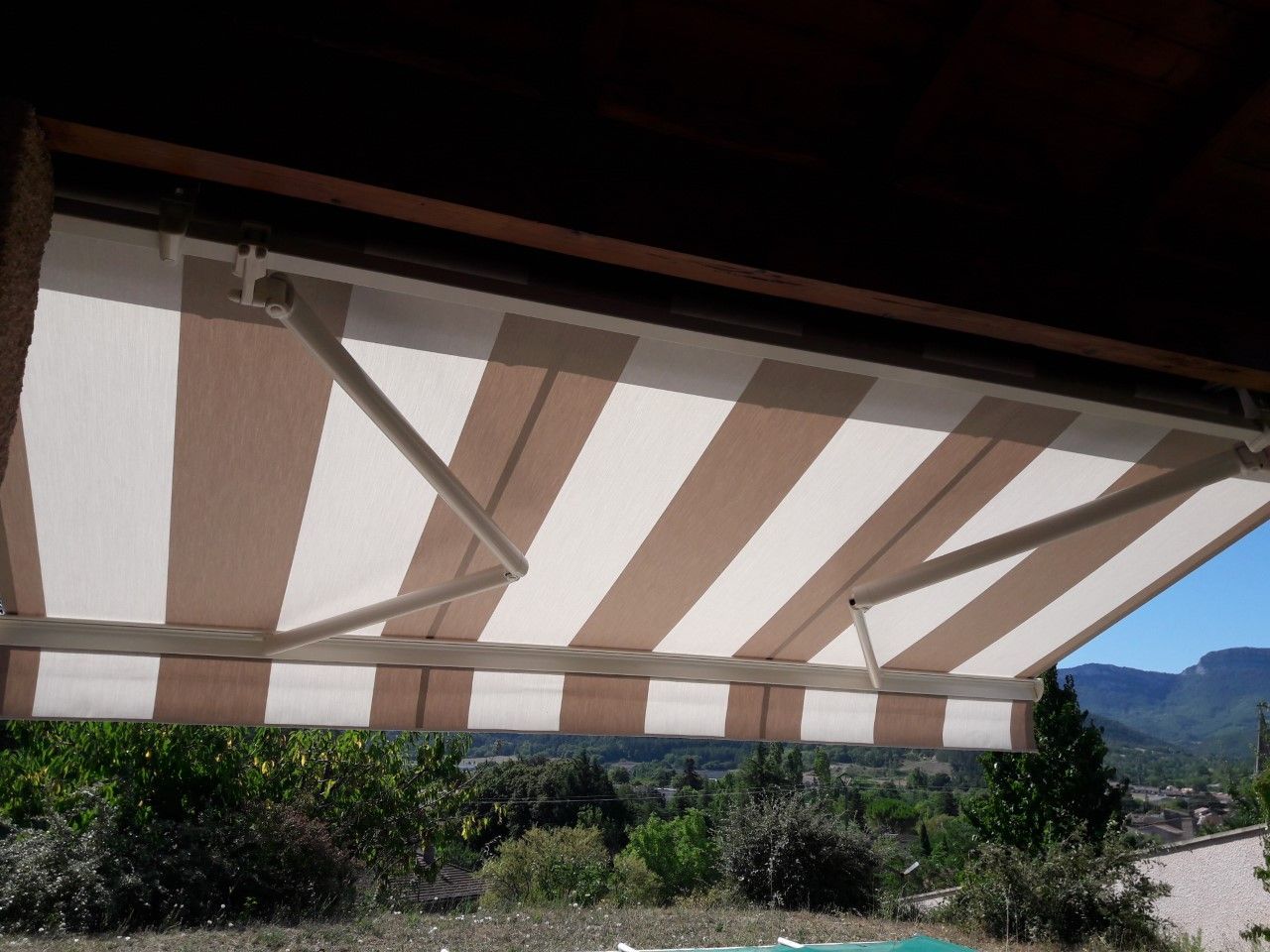 Vue d'en bas sur le store extérieur.