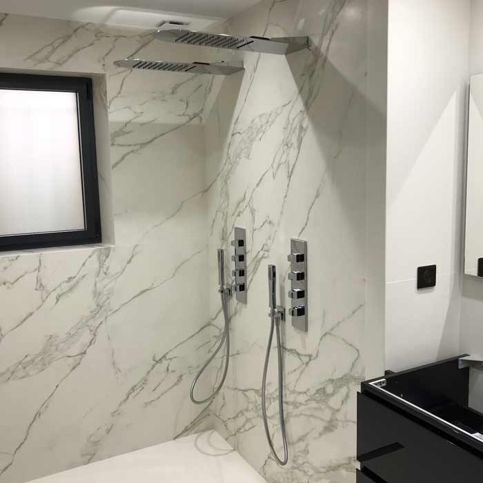 Douche à l'italienne en marbre