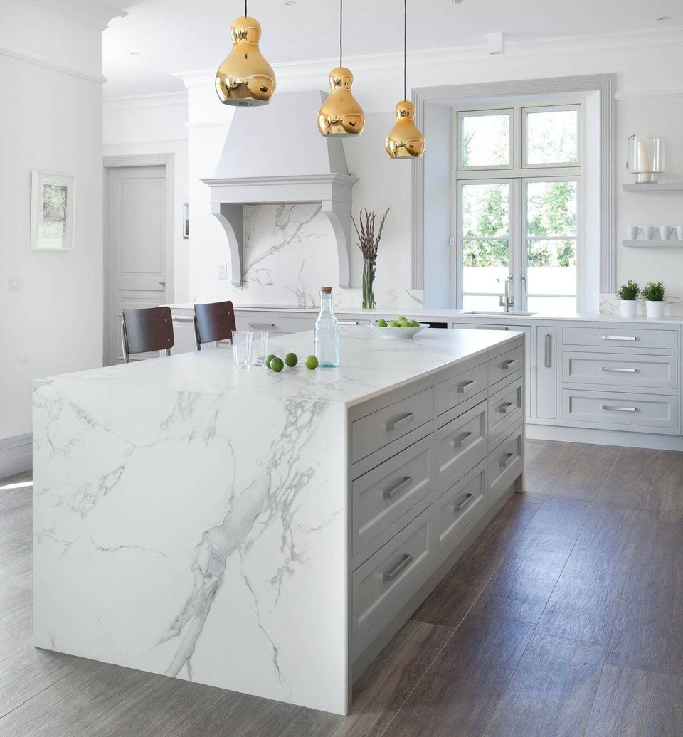 Îlot de marbre dans une cuisine blanche