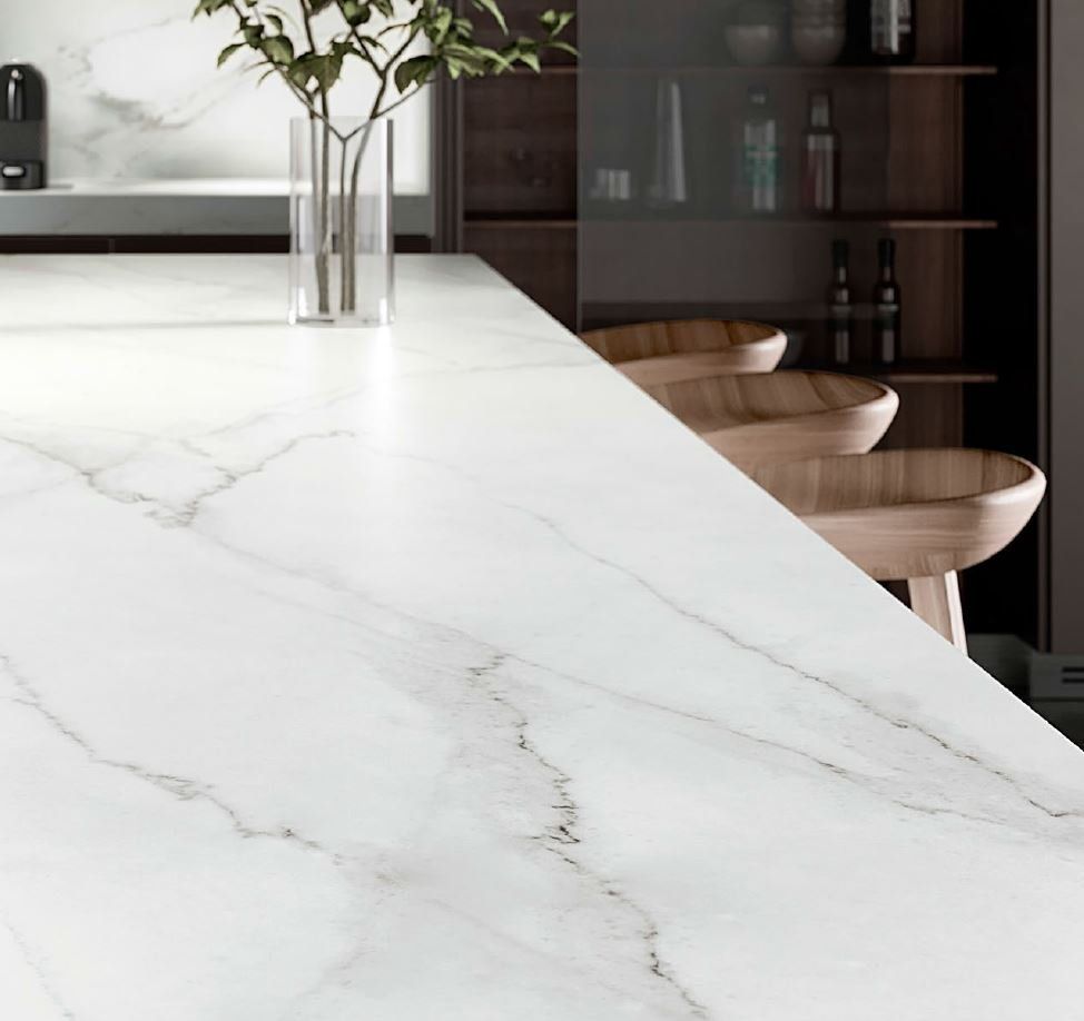 Meuble avec revêtement de marbre clair