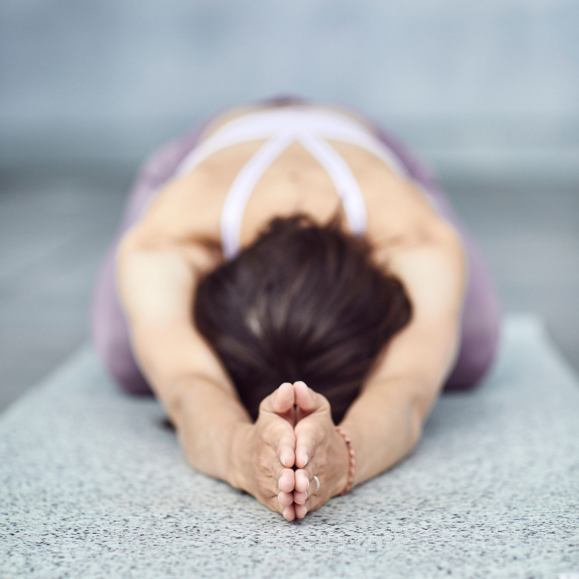 Ein ruhiger See spiegelt einen farbenprächtigen Herbstwald unter einem blauen Himmel mit Wolken wider.
