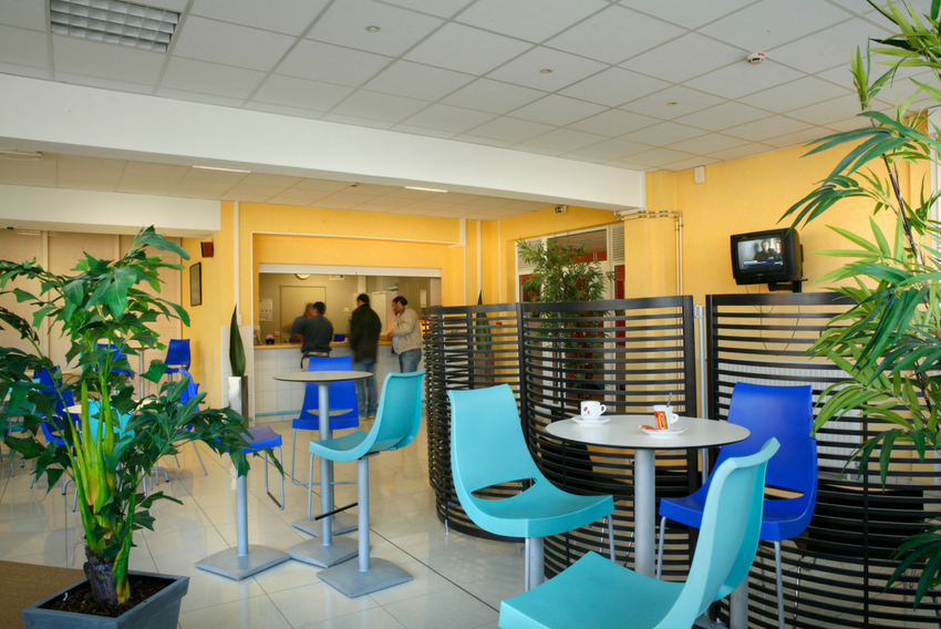 Cafétéria avec mange debout bleu