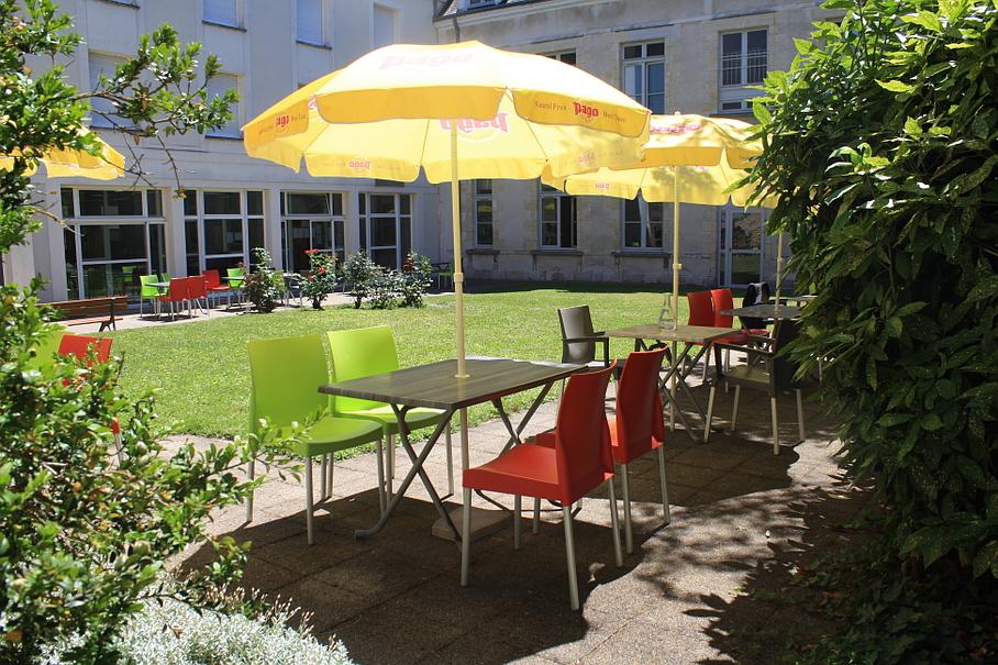 Tables à l'extérieur avec parasols