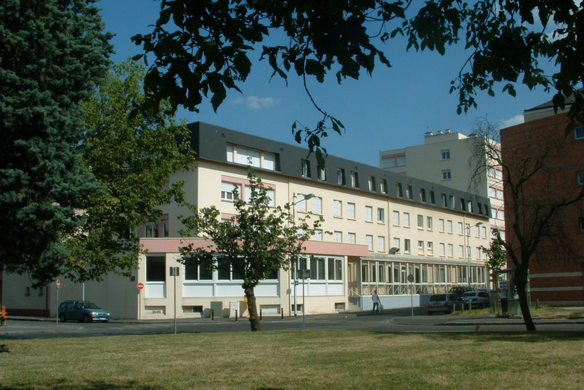 Façade d'un établissement avec de multiples fenêtres