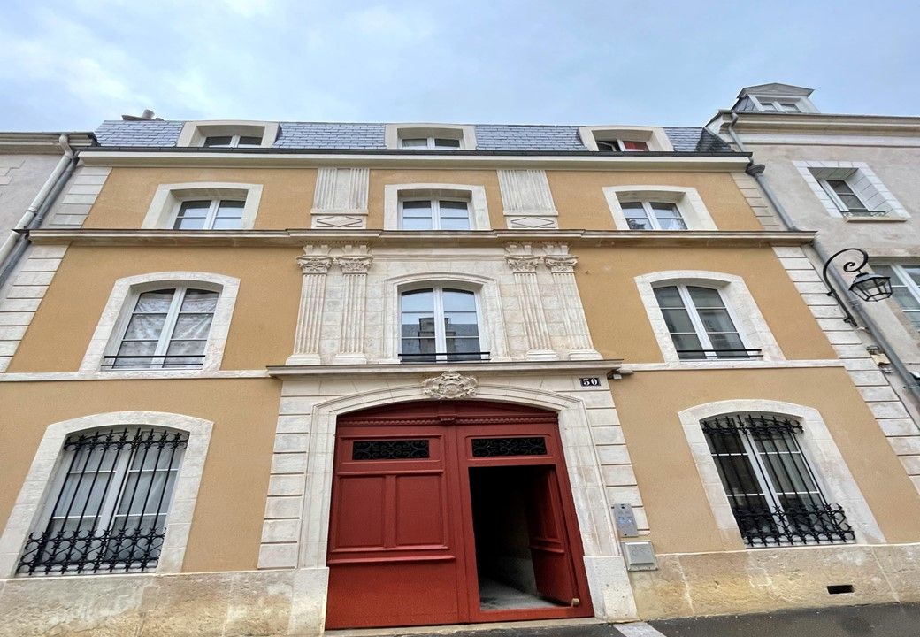 Extérieur d'une résidence avec la porte d'entrée ouverte