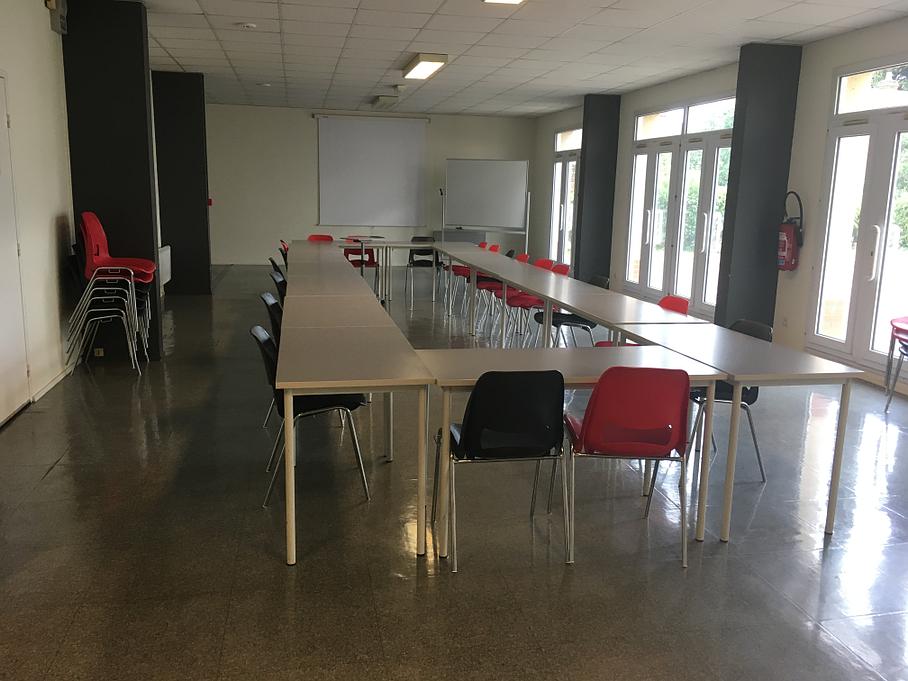 Entrée d'une résidence avec des boites aux lettres rouges