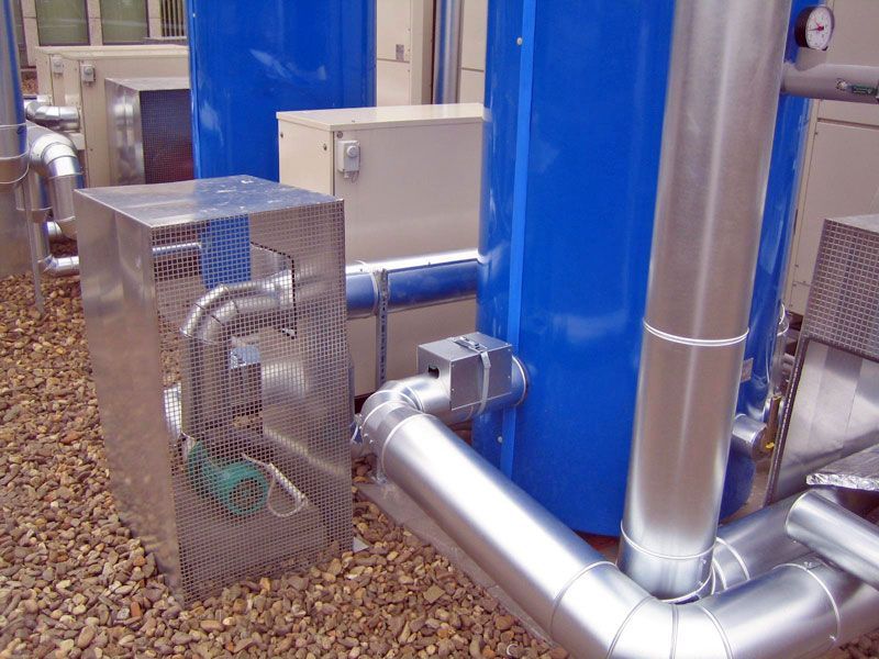 Ein Bündel Rohre ist mit einem blauen Tank verbunden
