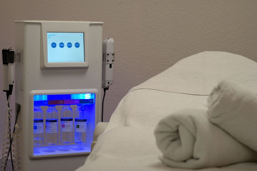 Ein Gerät für eine Kosmetikbehandlung in einem Behandlungsraum