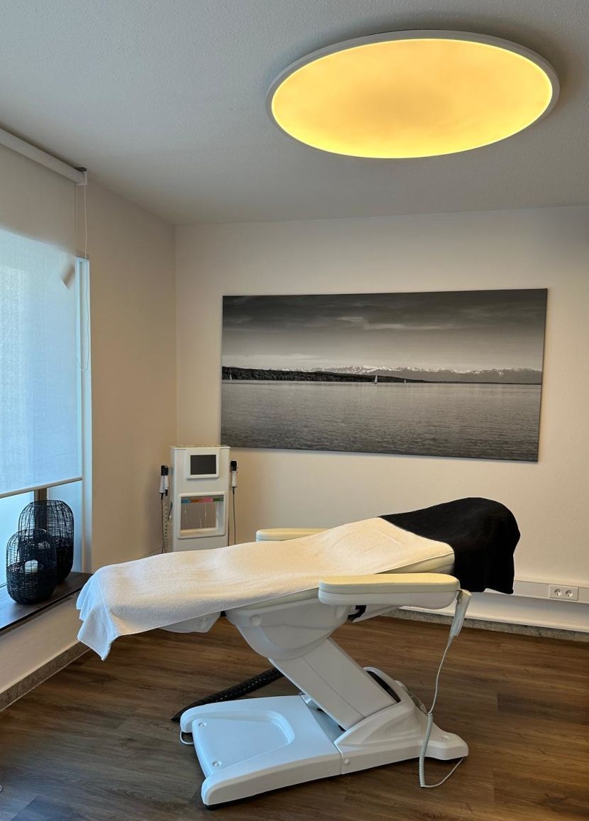 Behandlungsraum mit einer Liege