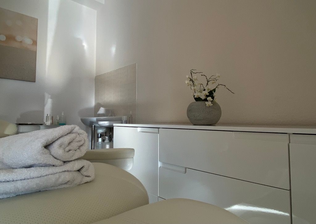 Behandlungsraum mit Liege und Handtüchern