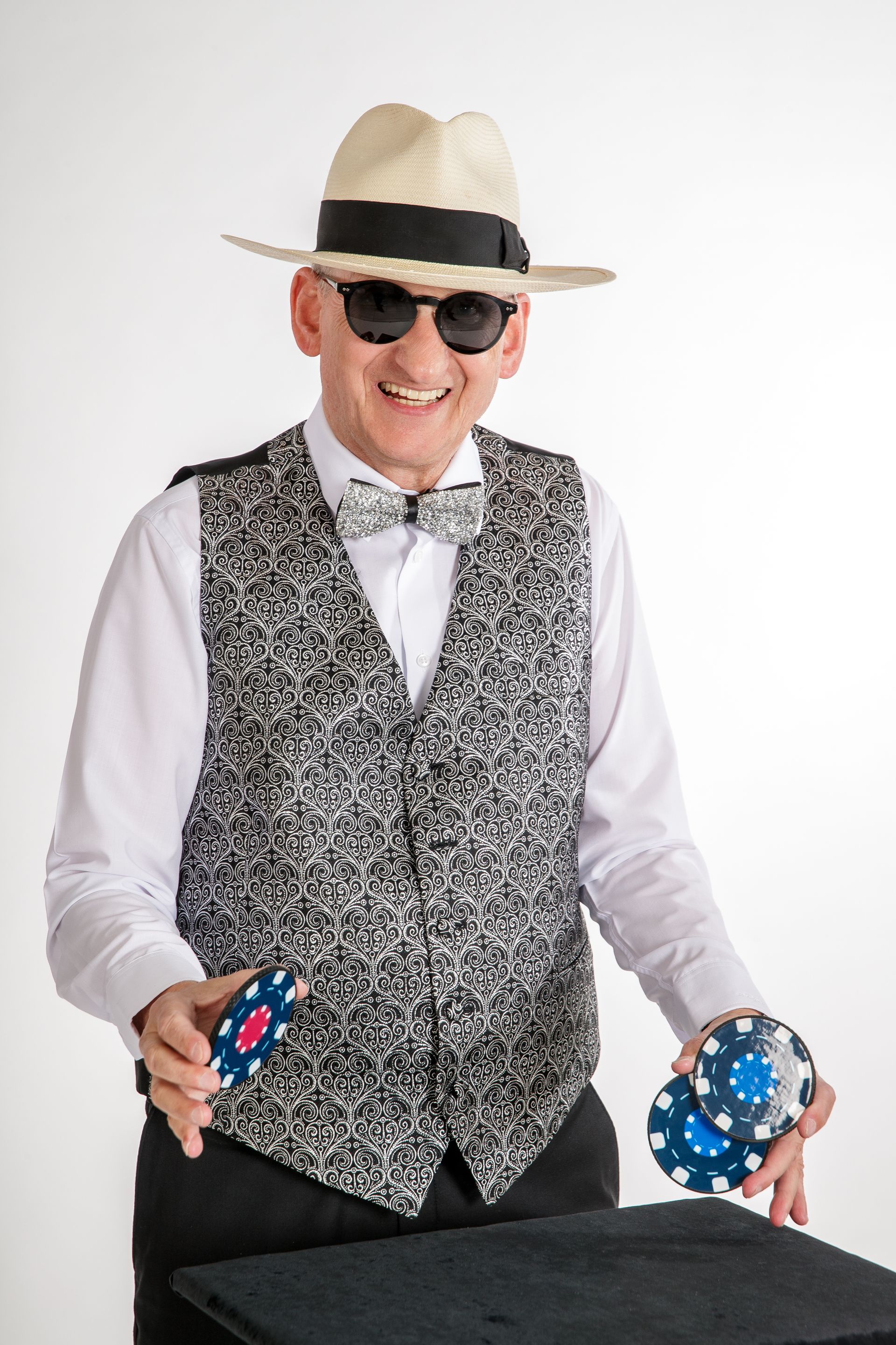 Hütchenspieler Don Alfonso Apérounterhaltung Zauberer Bortini aĺs Don Alfonso der Hütchenspieler für Apérounterhaltung Hochzeiten Empfang Stassenfeste luzern Schweiz