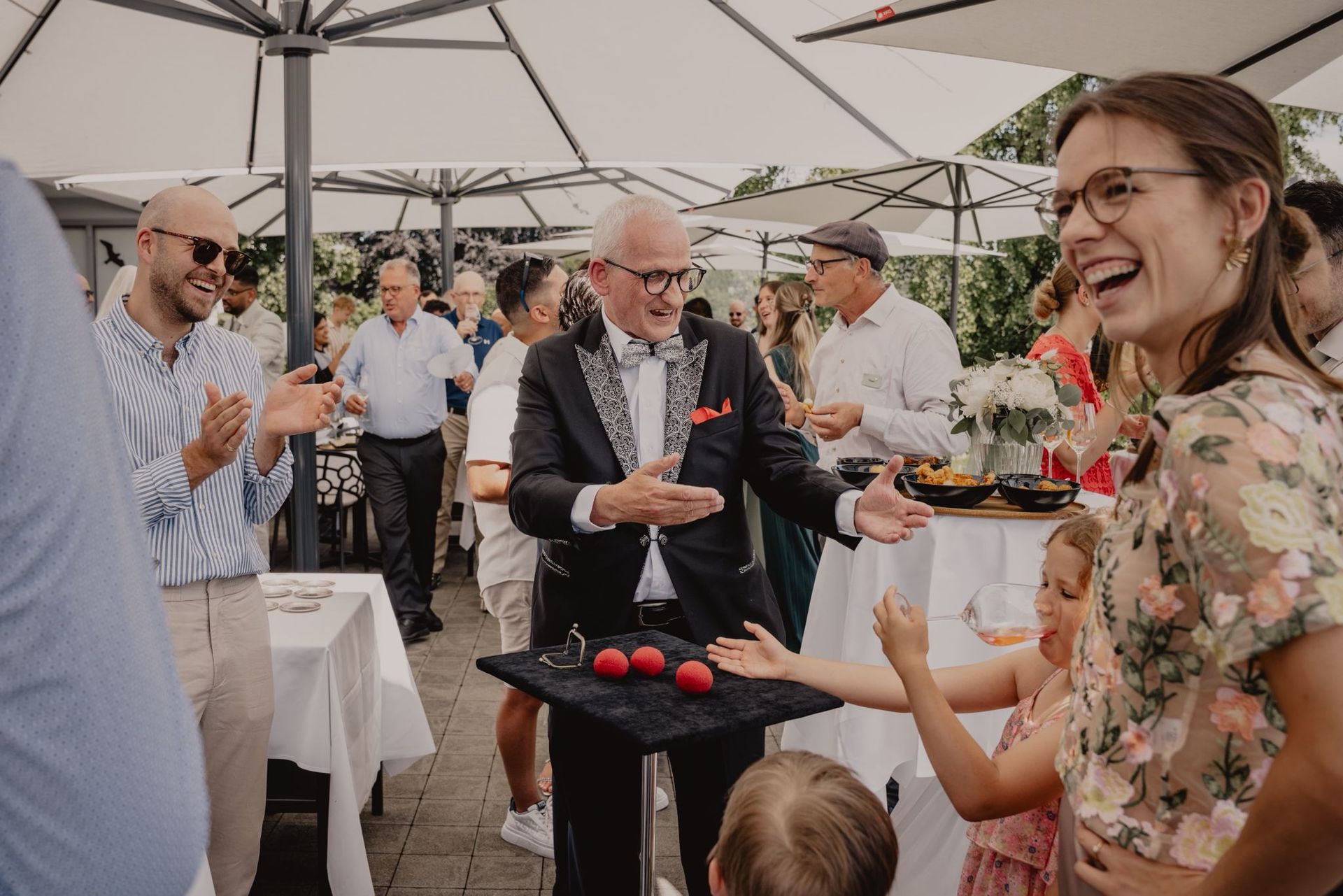 Tischzauberer Bortini Zauberei  und Wunder am Tisch hautnah erleben Close-up Zauberei als walkact 