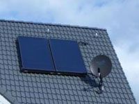 Details einer Solaranlage auf einem Dach