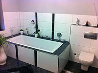 Frisch saniertes Badezimmer alles in weiß und schwarze Kacheln