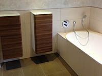 Badezimmer mit braunen Schränken