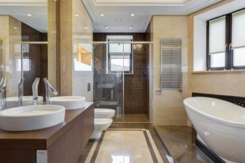 Edles Badezimmer mit Doppelwaschbecken