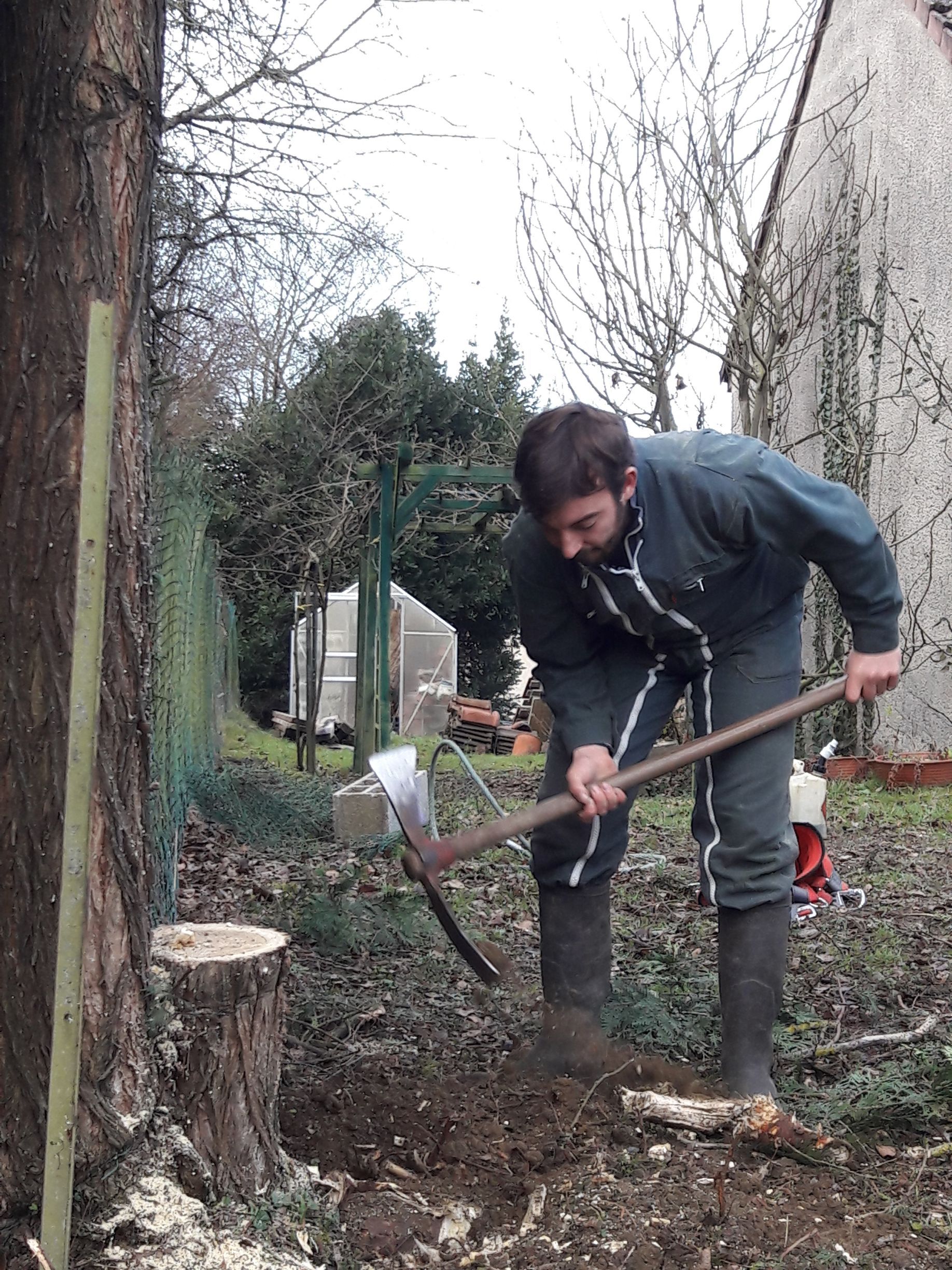 Un paysagiste qui réalise des travaux d'entretien