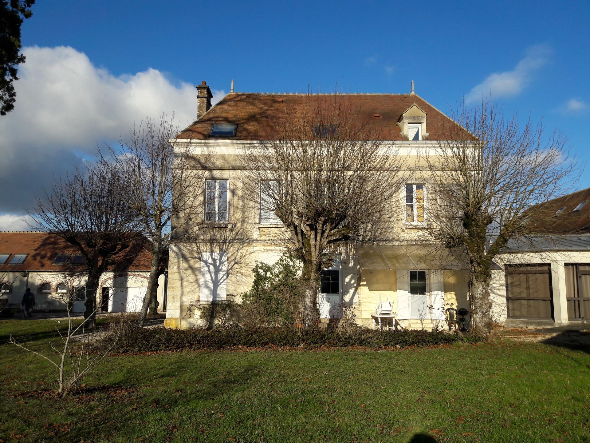 Une maison de maître avec un jardin bien entretenu