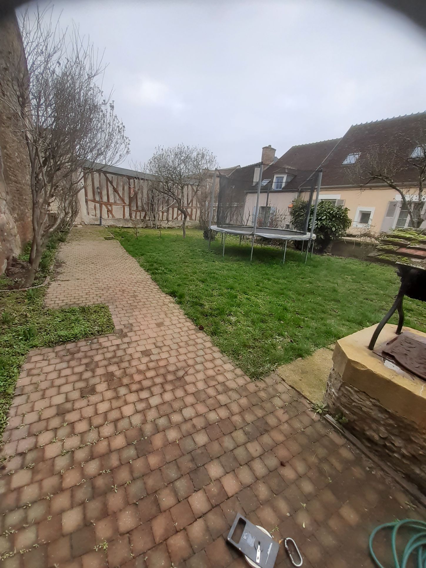 Un jardin aménagé avec un trampoline