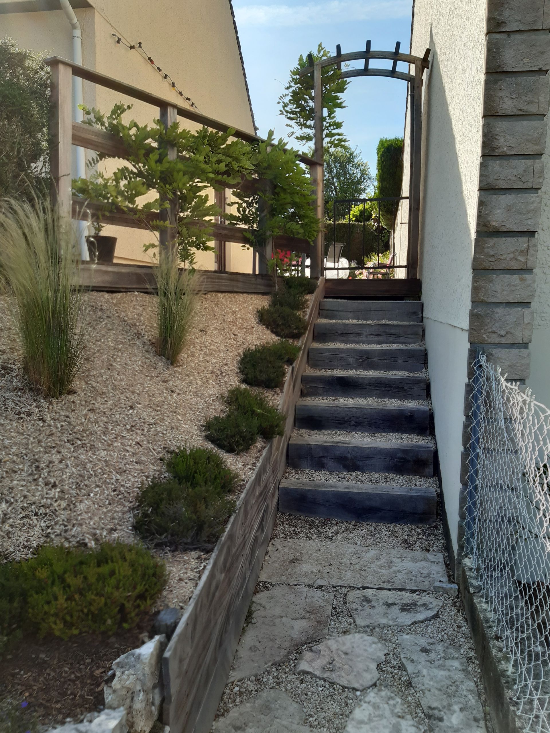 Des marches dans une petite cour privée