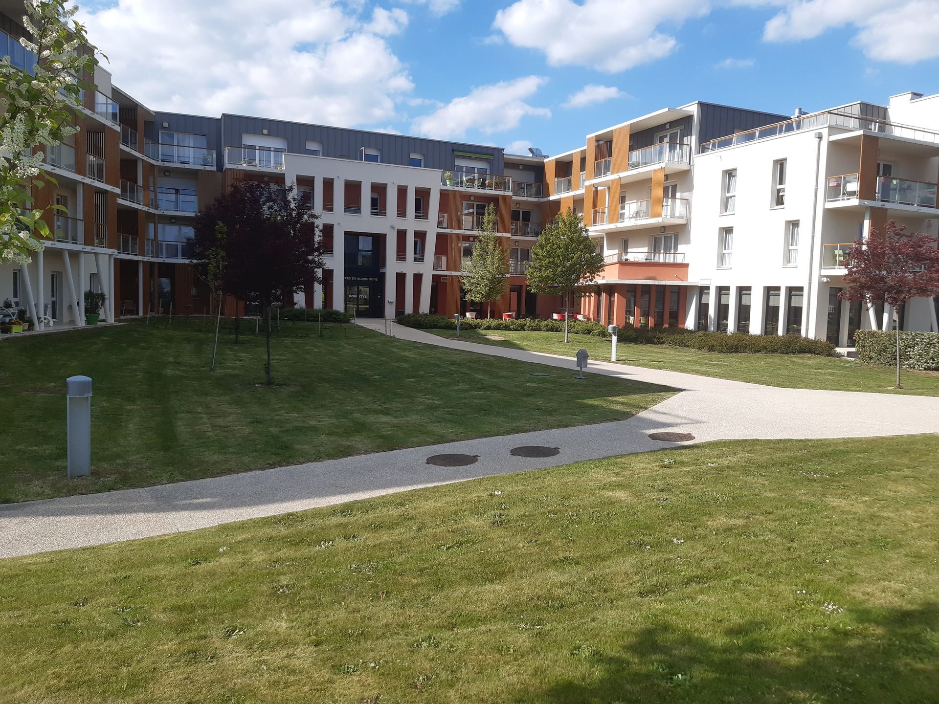 Un espace vert avec chemins et pelouse