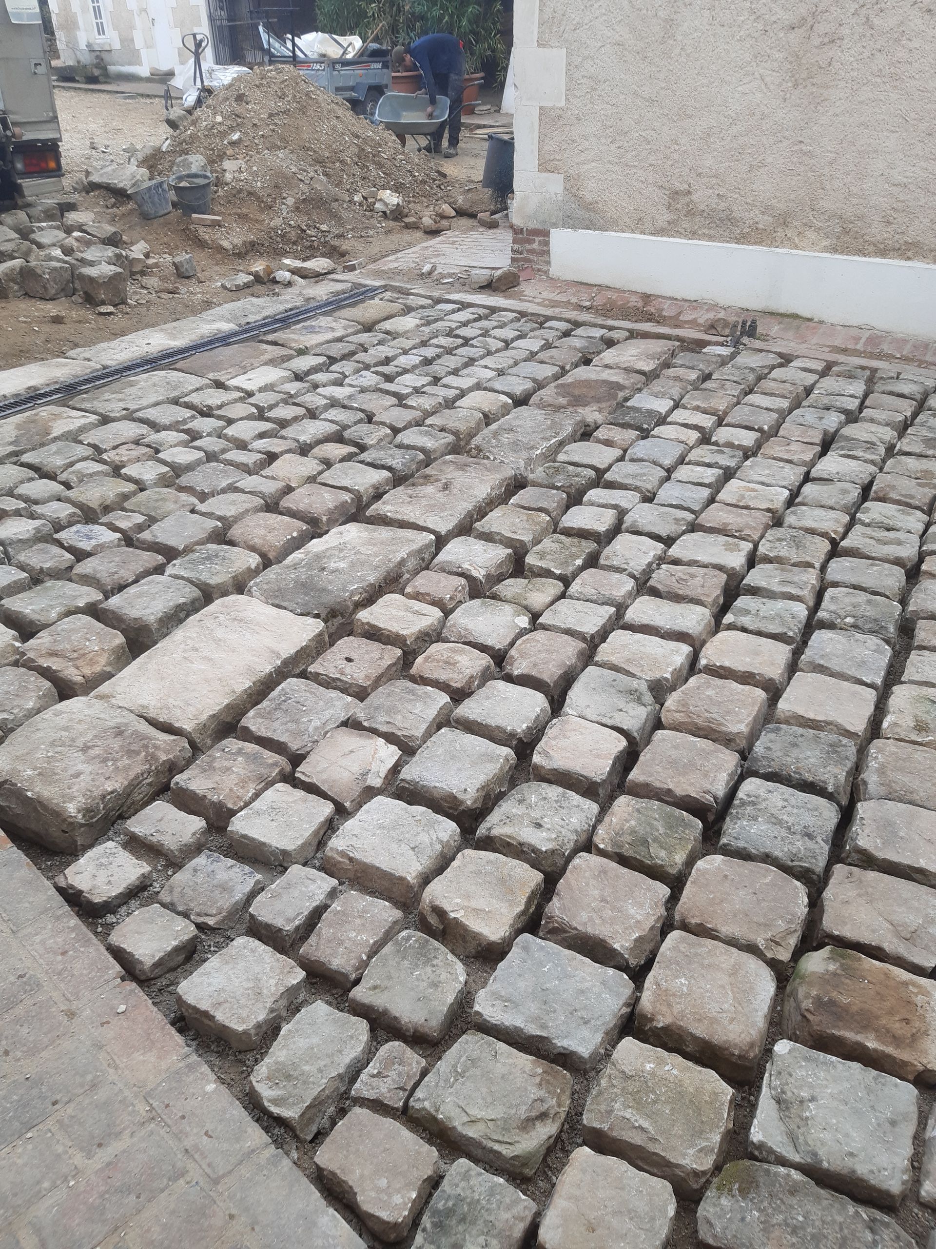 Une allée en pavés