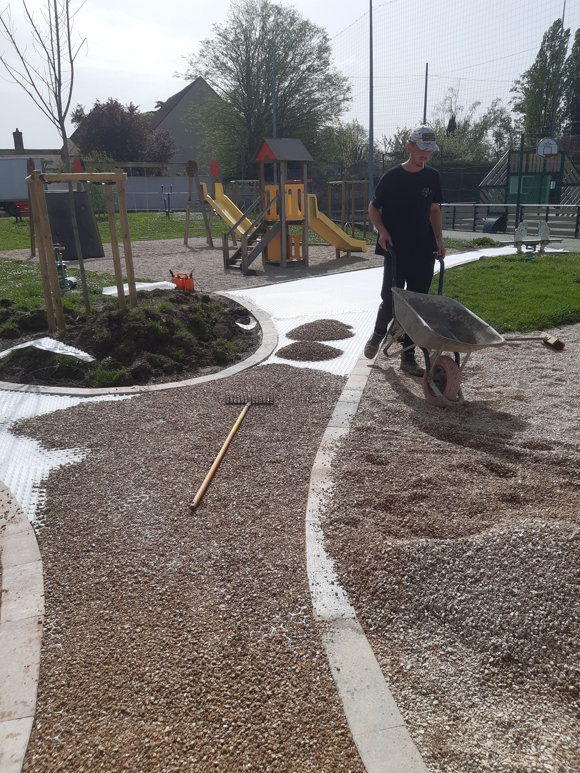 Aménagement d'une aire de jeux devant une mairie