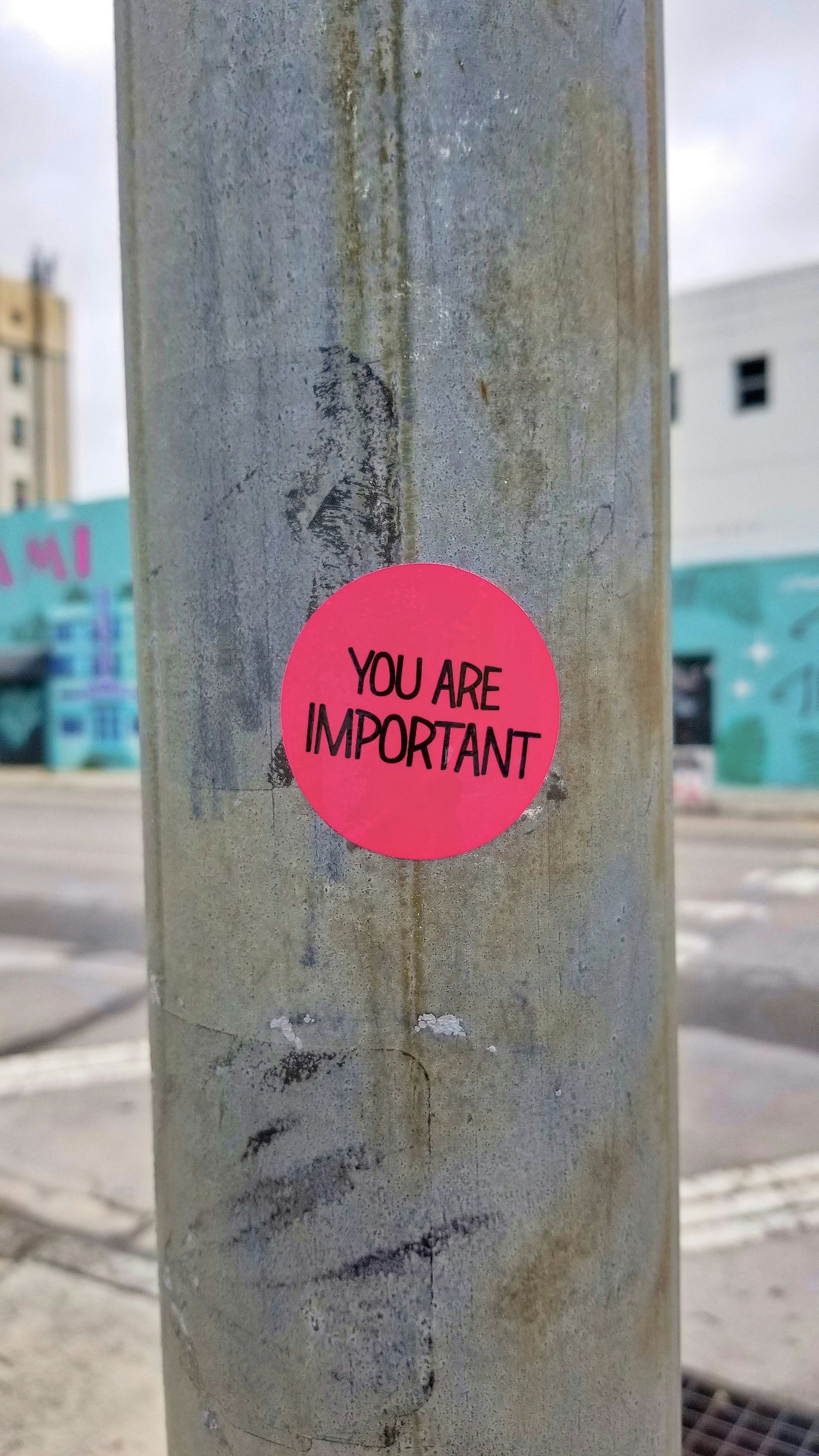 Ein Sticker mit der Aufschrift:
You are important