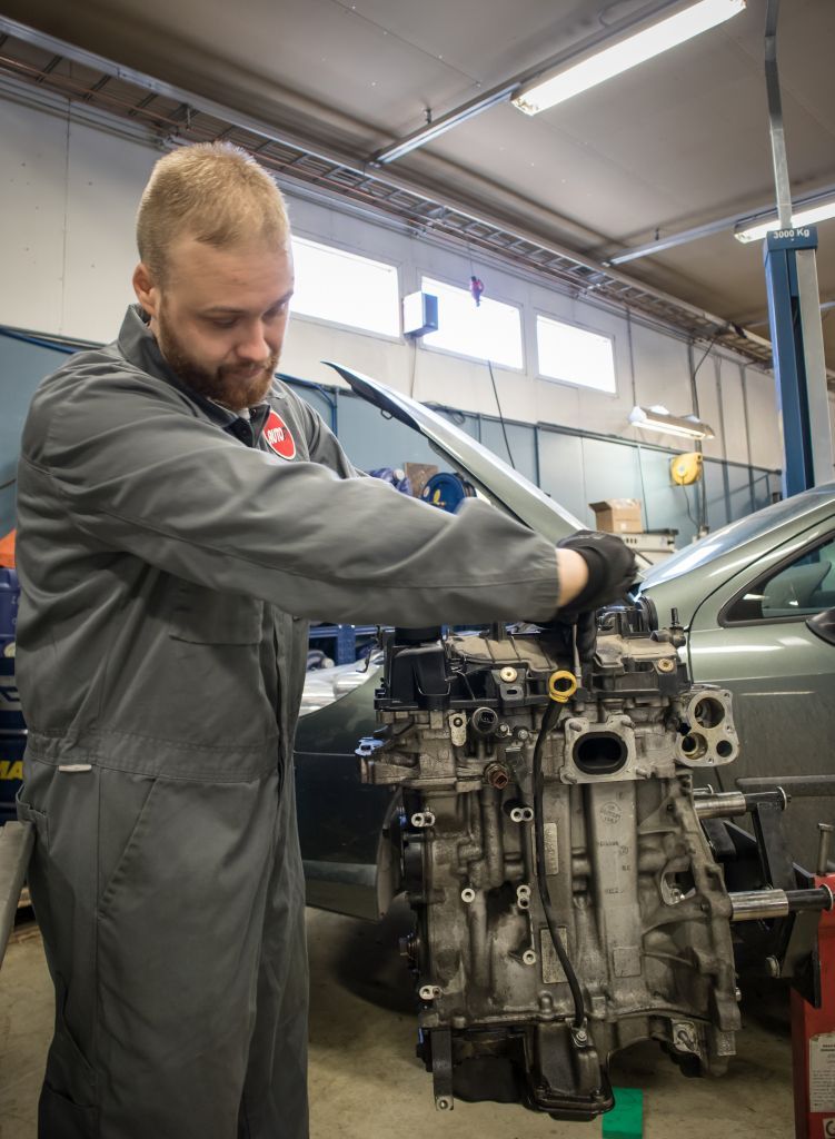 Sebastian Alasmäki
Mekaanikko työskentelee auton moottorin parissa autokorjaamolla konepelti auki.