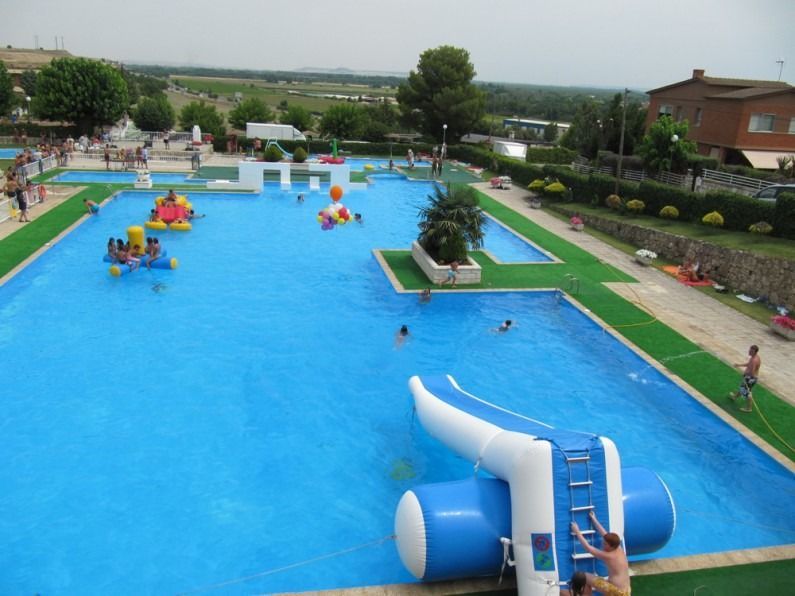 Una gran piscina con un tobogán en el medio