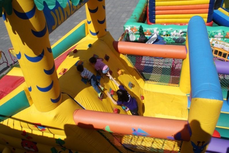 Un grupo de niños está jugando en una casa inflable
