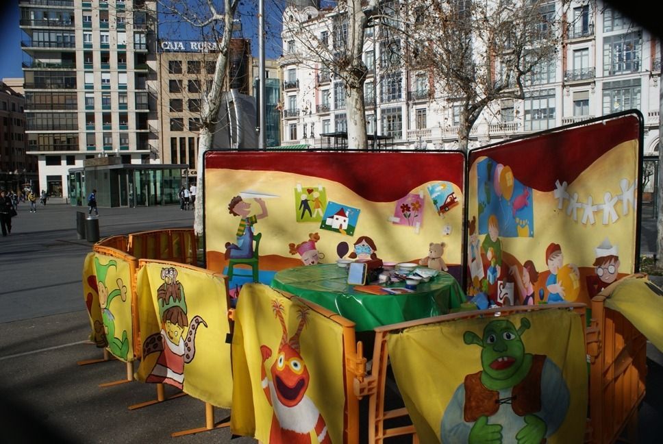 Una mesa con Shrek y otros personajes de dibujos animados sobre ella.