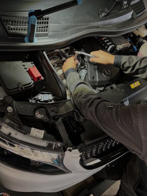 Mainfranken Logistik GmbH & Co. KG Motorhaube von Fahrzeug offen