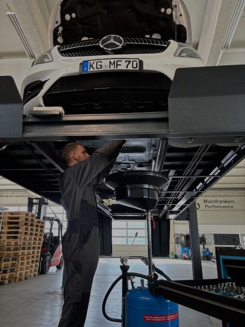 Mercedes auf Hebebühne Mainfranken Logistik GmbH & Co. KG