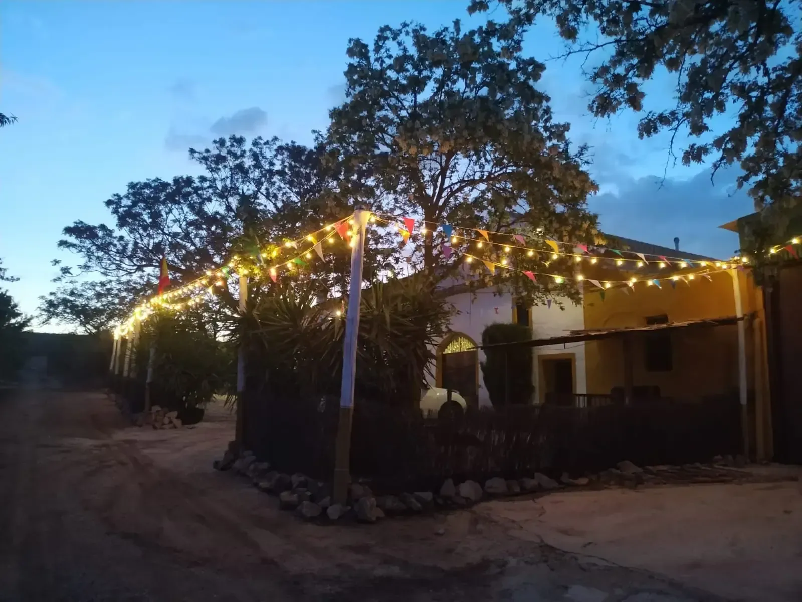 Edificio iluminado con luces de cadena al anochecer.