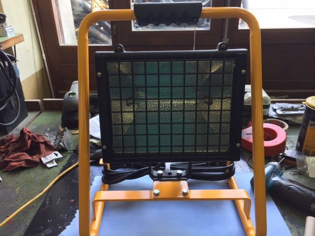 réparation d'un projecteur de chantier