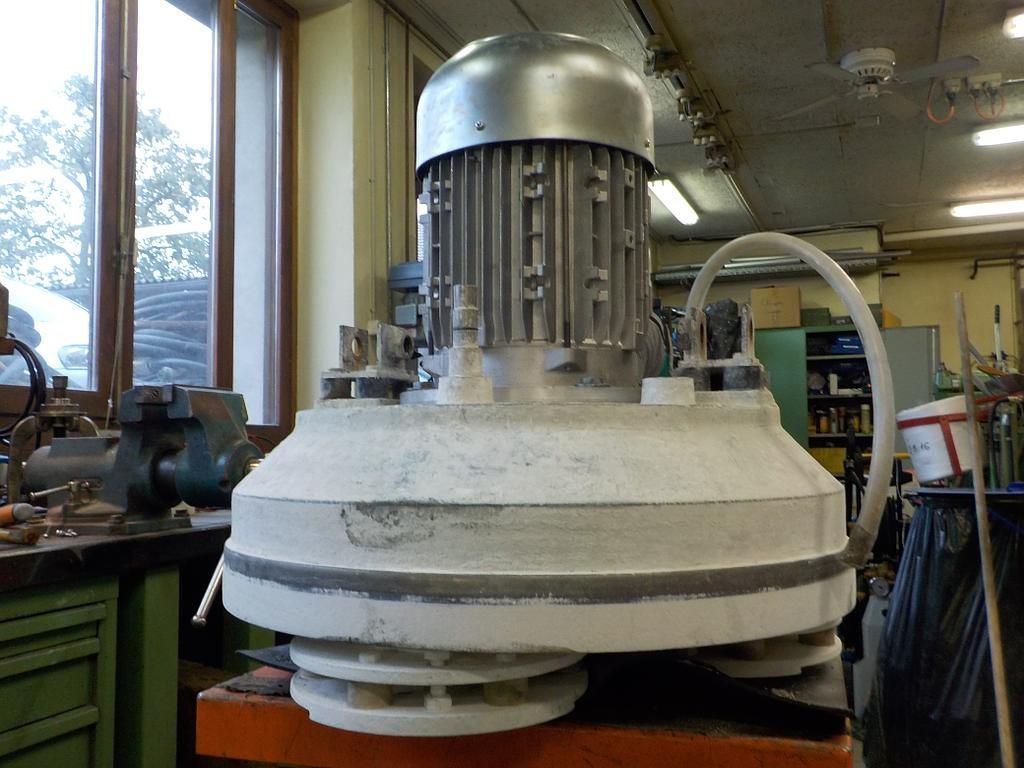 remplacement d'un moteur sur ponceuse de sol