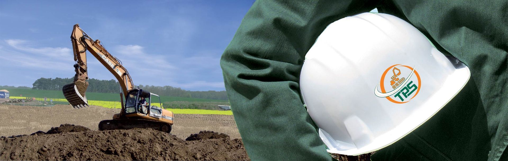 Une excavatrice creuse un champ tandis qu'une personne tient un casque de chantier blanc orné d'un logo.