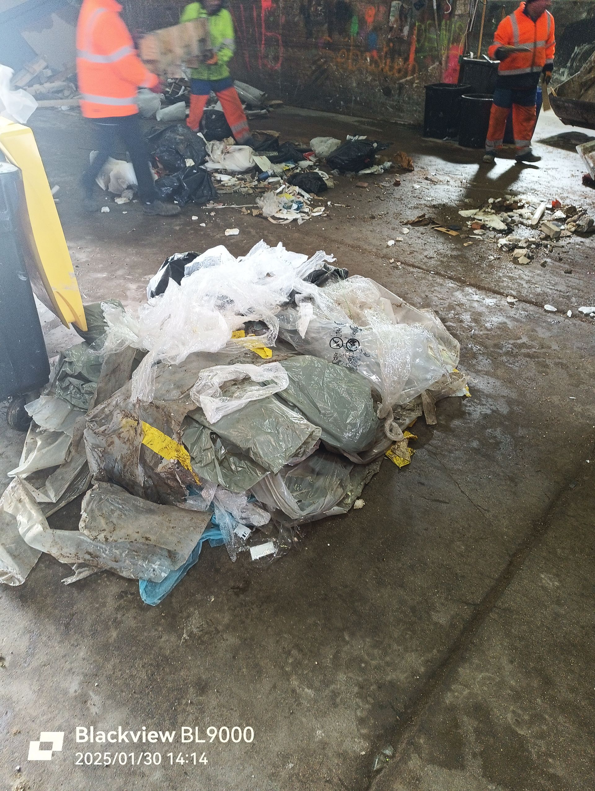 Tas de déchets mélangeant plastique et gravat