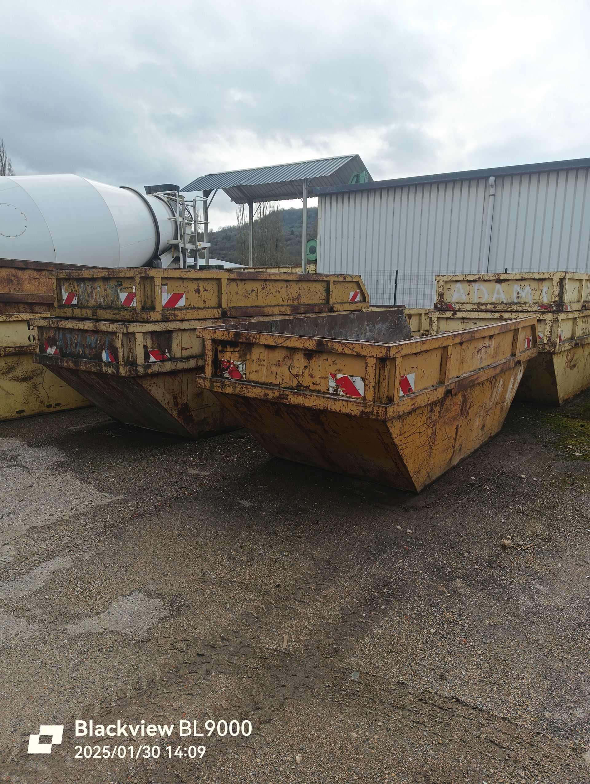 Plusieurs bennes de tri sur un parking