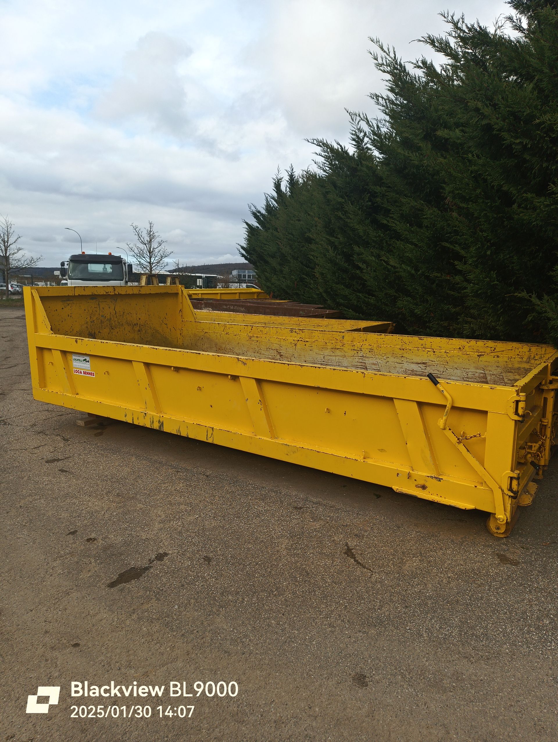 Une benne jaune de grand format, ouverte