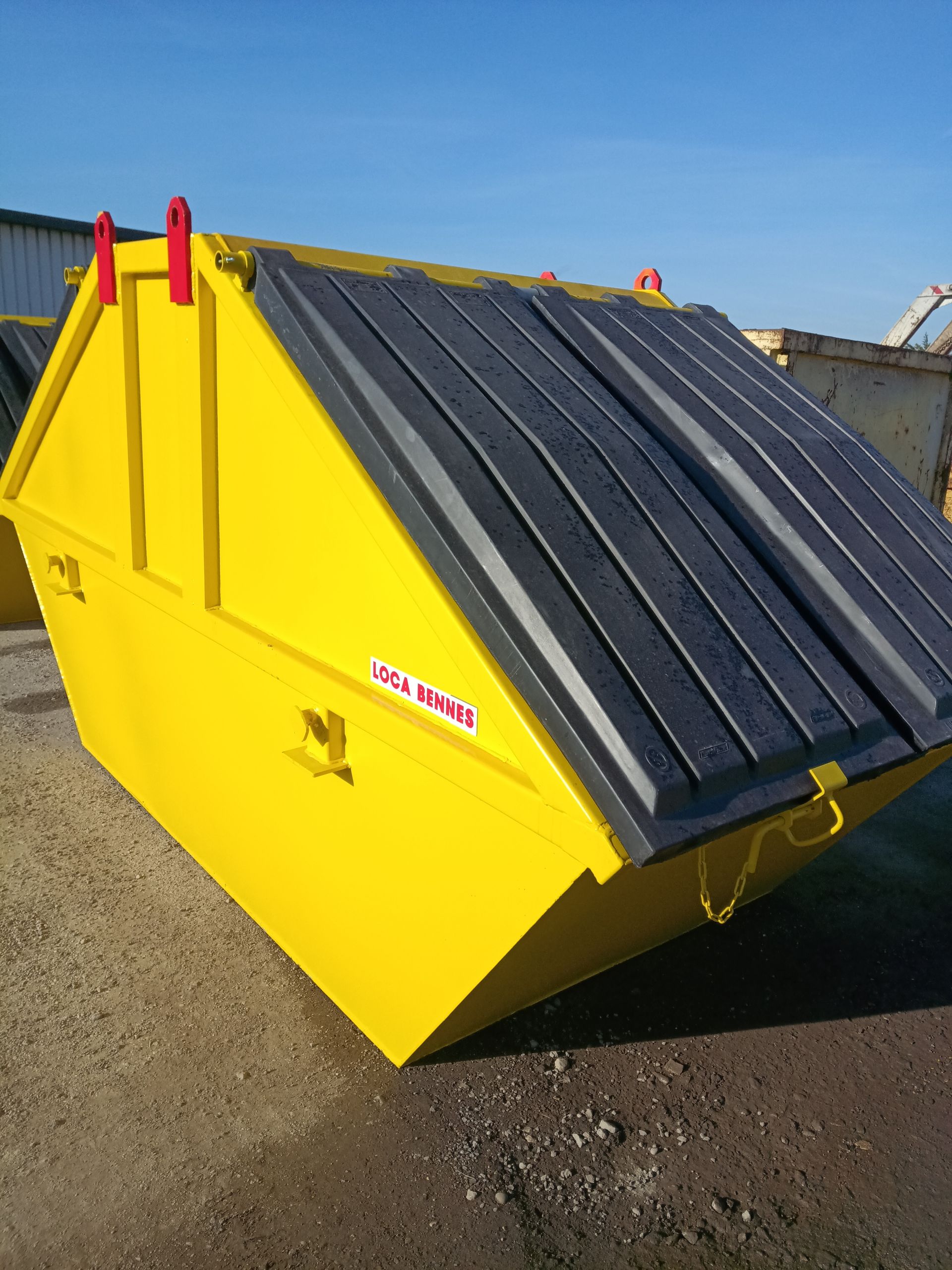 Une benne jaune de format moyen