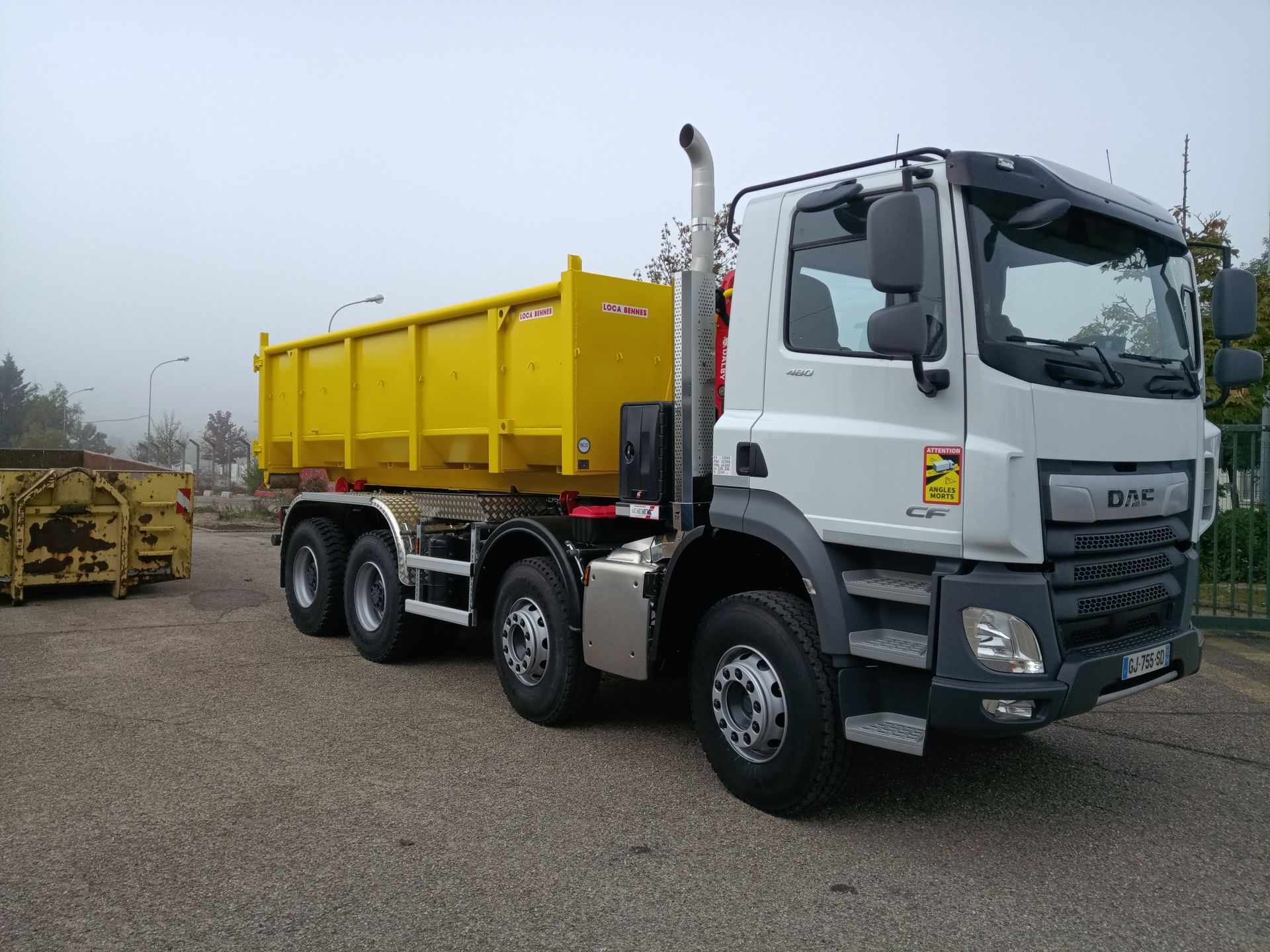 Un camion avec benne jaune