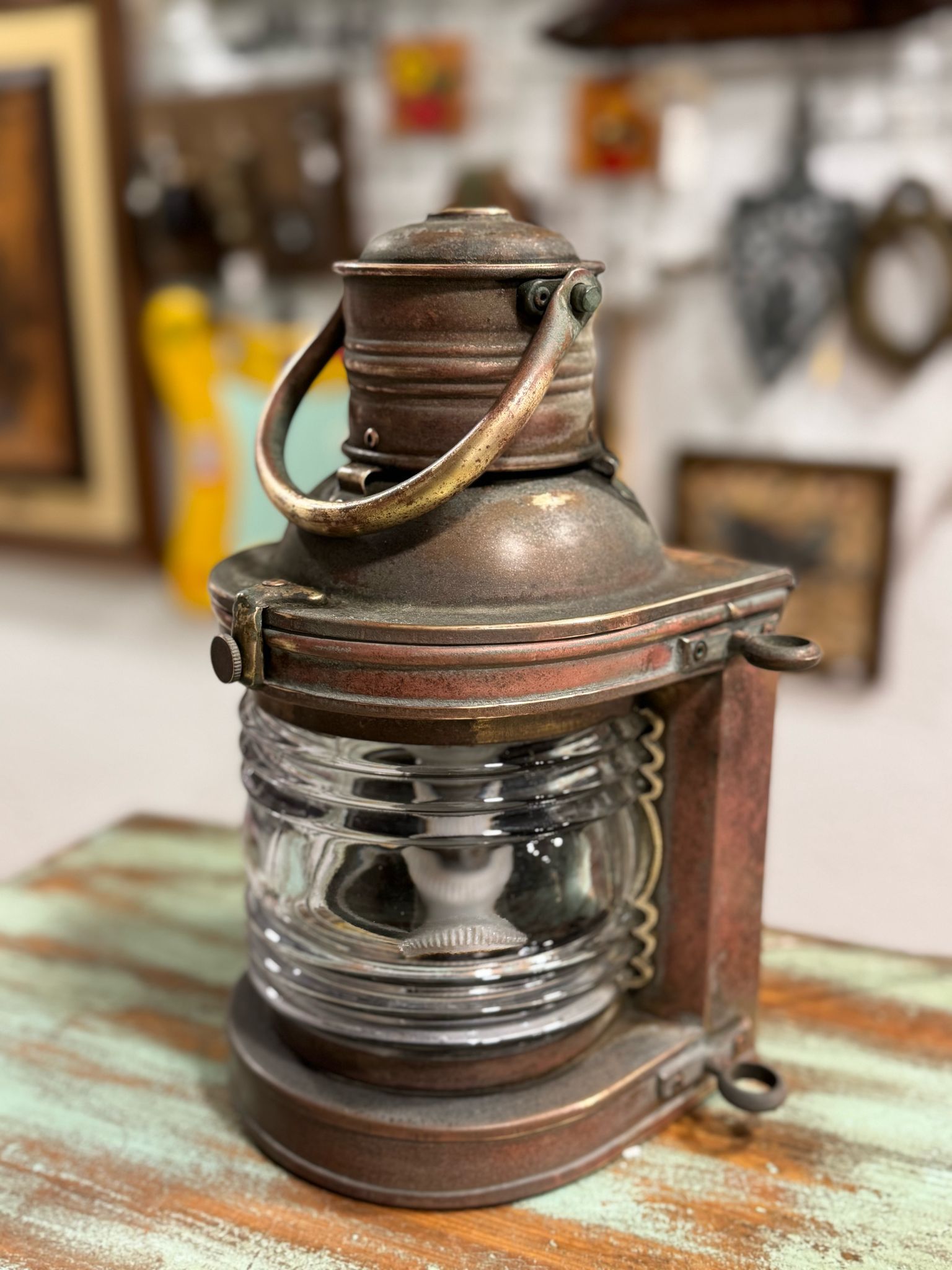 Una pequeña linterna está colocada encima de una mesa de madera.