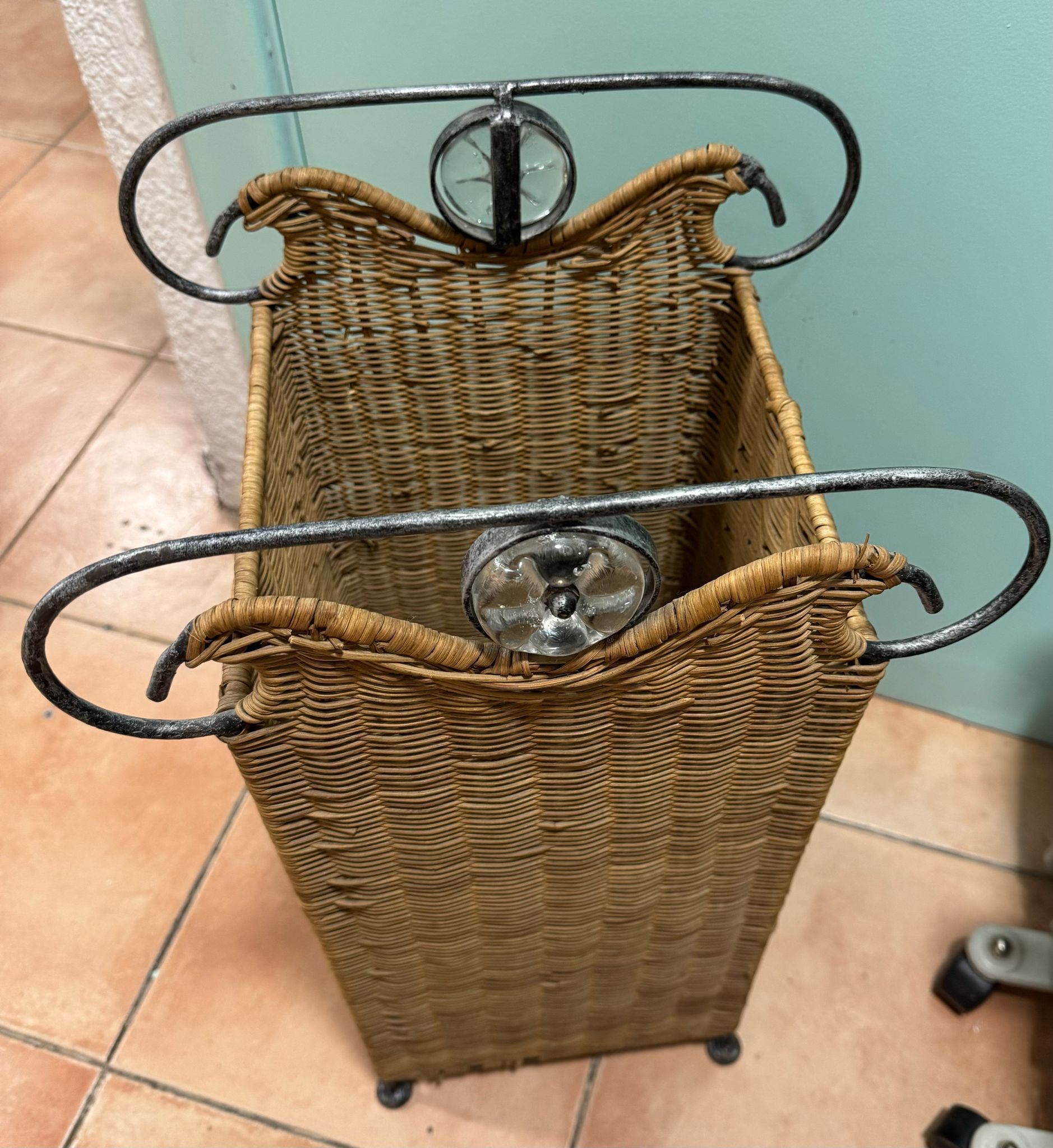 Una cesta de mimbre con un vaso dentro