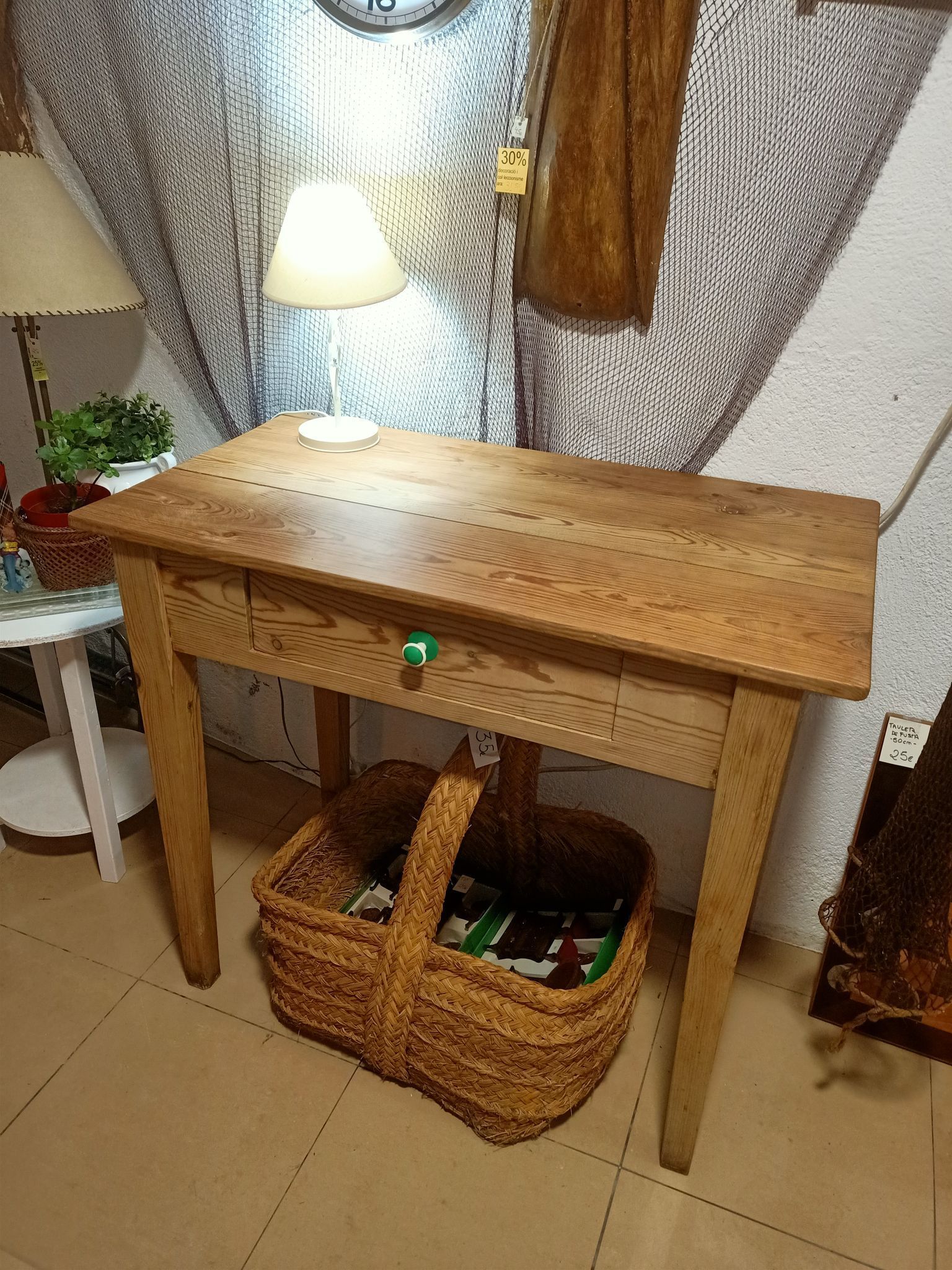Una mesa de madera con una cesta encima en una habitación.