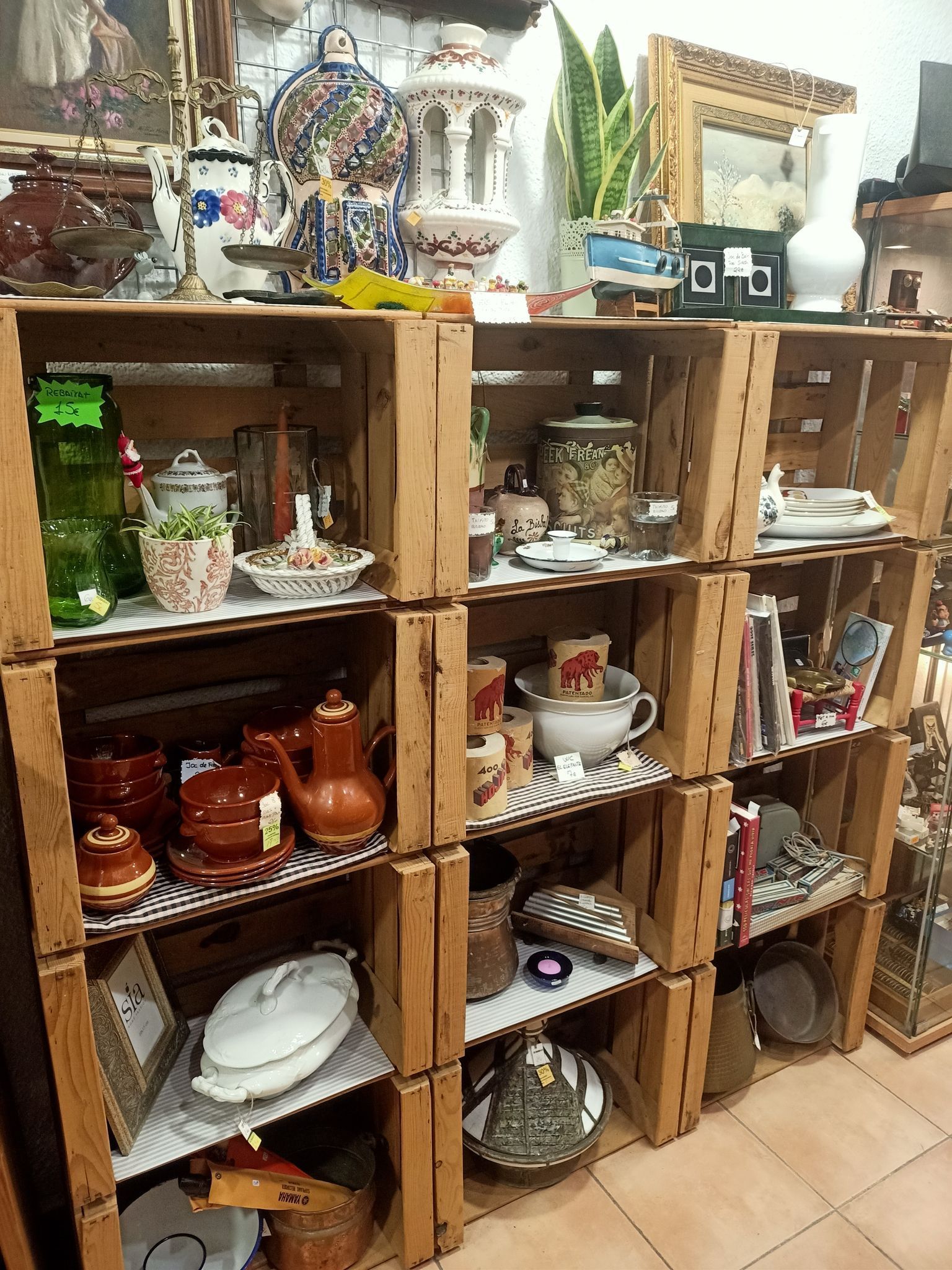 Una habitación llena de estantes de madera con muchos artículos.