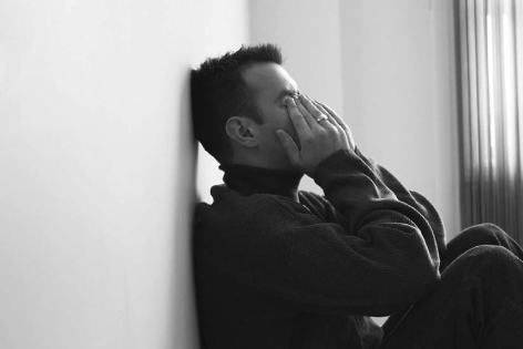 Homme avec la tête entre les mains